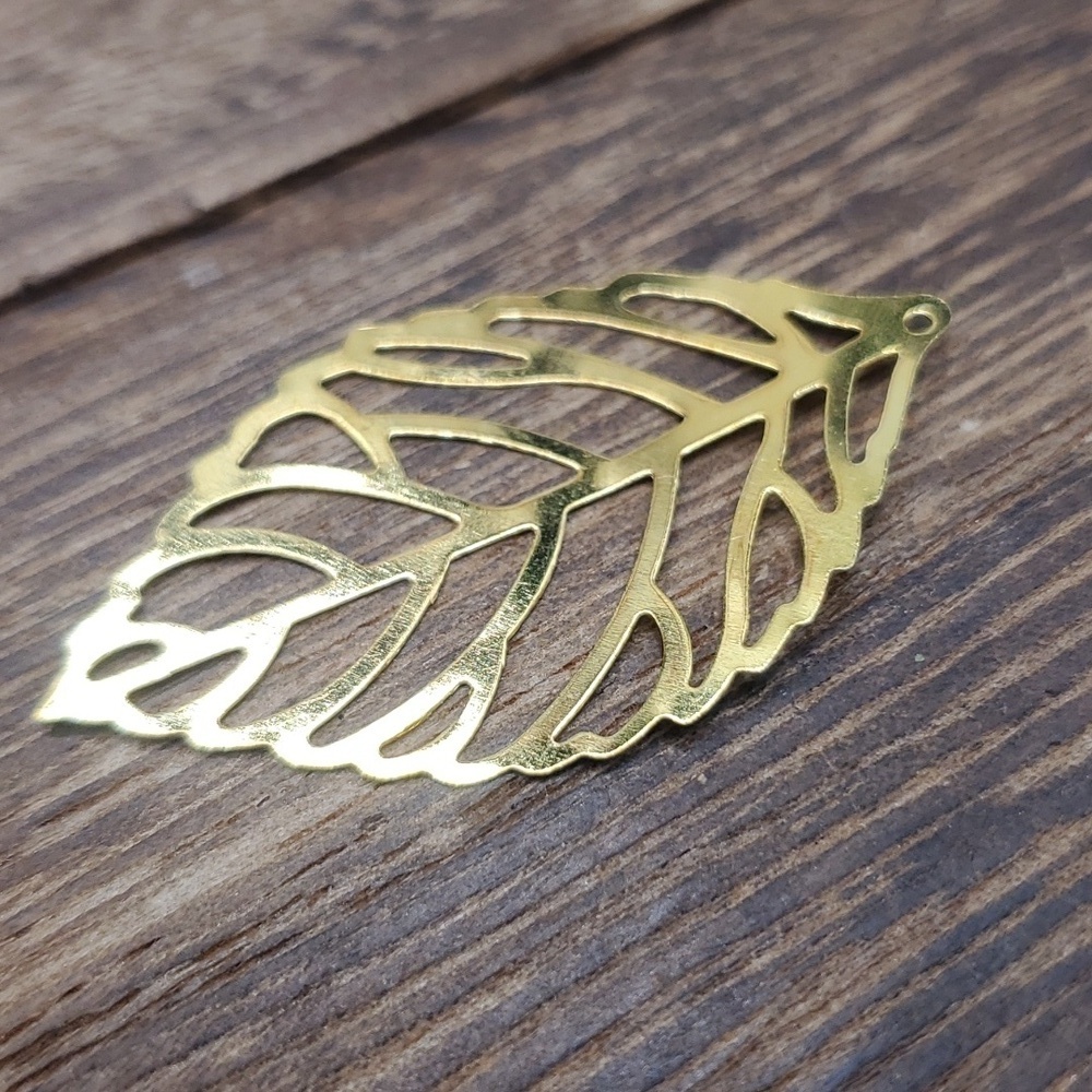 Openworkโ lattice leaf pendant